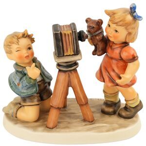 RARE Goebel Hummel Club CAMERA READY Figurine 25 Years Celebration #2132, 5.75"